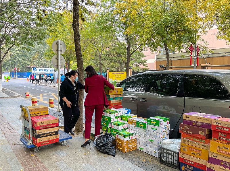 10月25日，美汐清潔杜總、孟總、綜合部經(jīng)理凌馥、區(qū)域經(jīng)理付永軍來到怡海花園小區(qū)，慰問疫情封控區(qū)、管控區(qū)的保潔員。